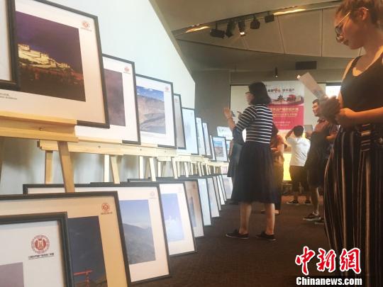 观众在观看中国世界遗产图片。 毕莹 摄